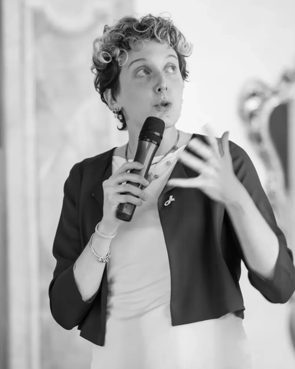 Francesca Castiglioni mentre parla di nutrizione a un incontro pubblico